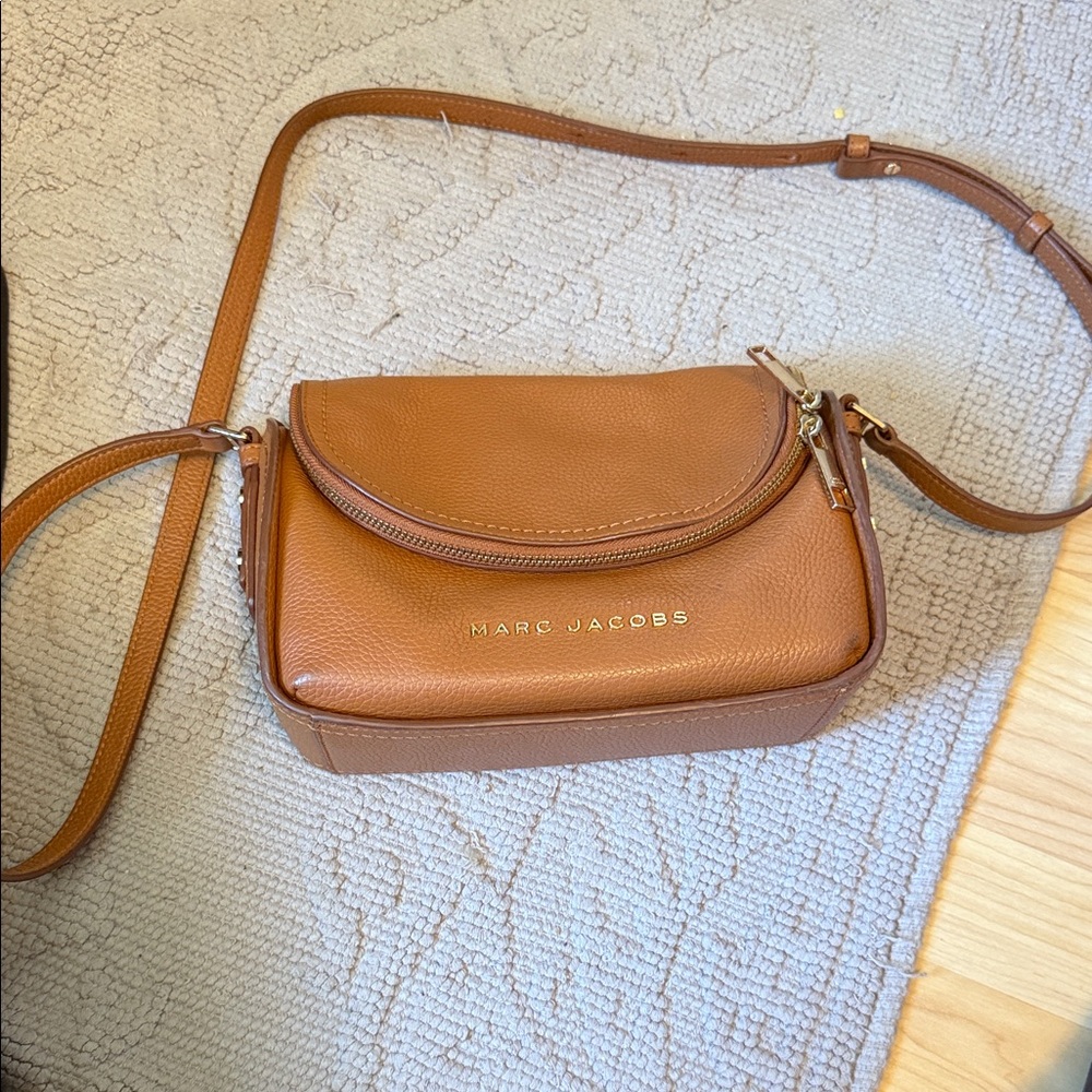Marc Jacobs • The Groove Women Messenger Bag Color Tan